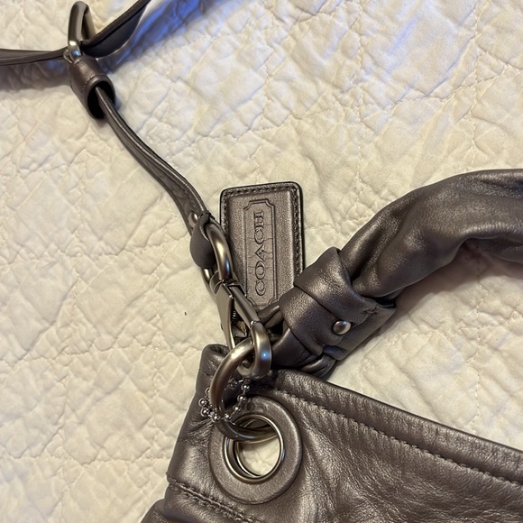 Like New Coach Leather bag in lux Silver / grey has removable strap - Picture 8 of 9